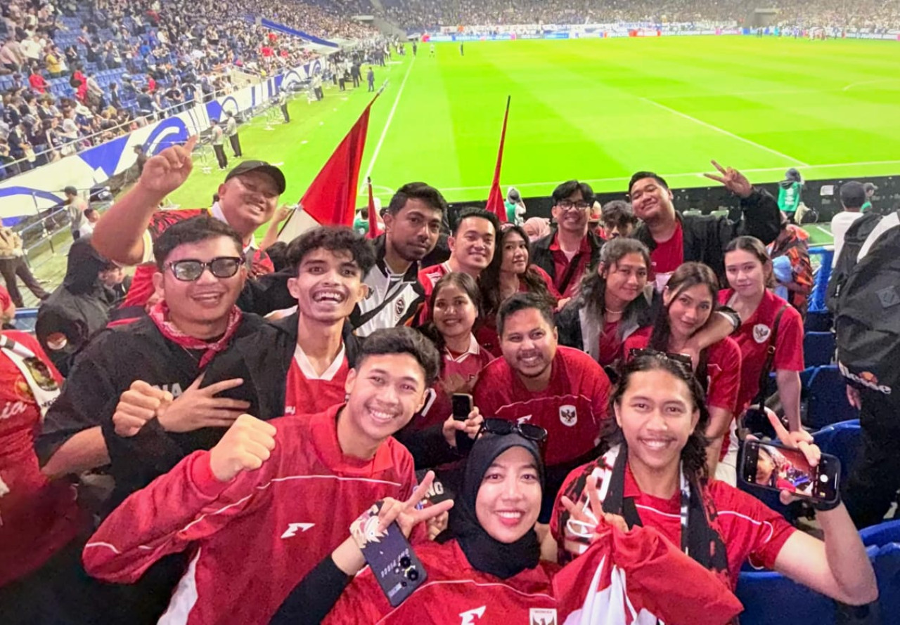 Harry bersama Football Traveler saat mendukung Timnas Indonesia di Jepang (foto: Harry for jatimnow.com)
