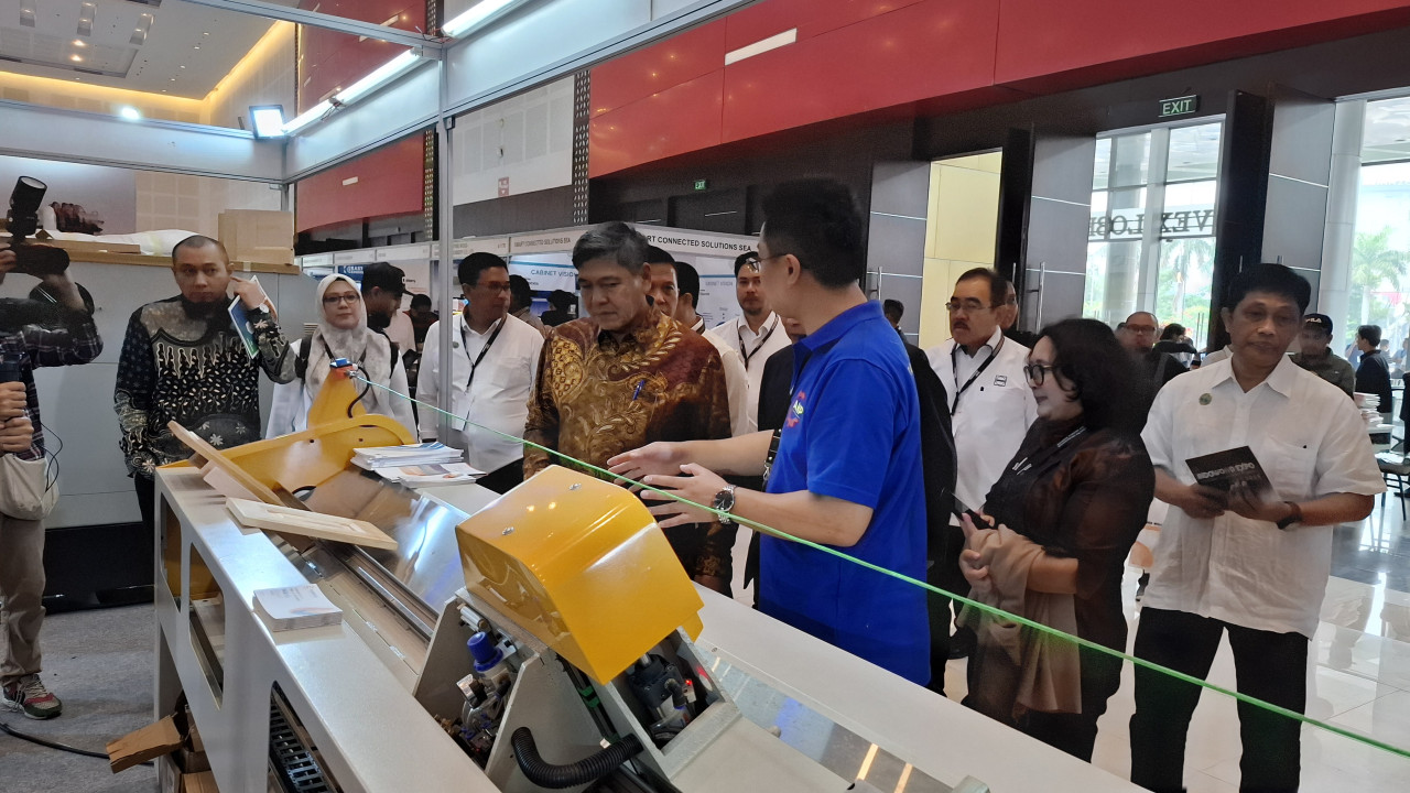 Direktur Jenderal Industri Agro Kementerian Perindustrian, Putu Juli Ardika berkunjung ke sejumlah tenant (foto: Ni'am Kurniawan/jatimnow.com)