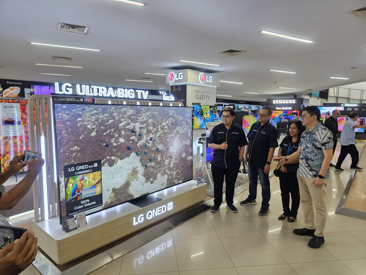 Demonstrasi TV LG QNED (foto: Ni'am Kurniawan/jatimnow.com)