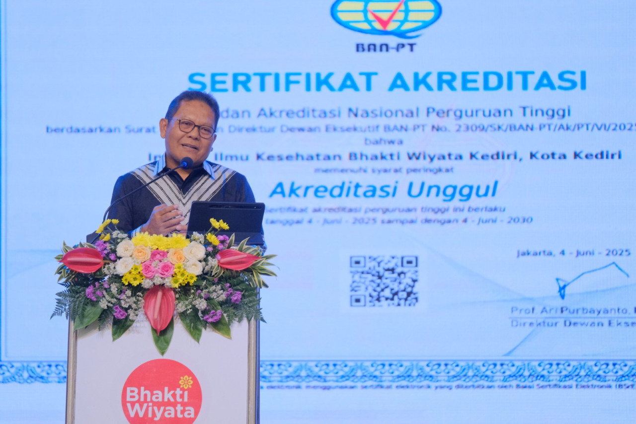 Penyerahan sertifikat Akreditasi Unggul dari BAN-PT untuk IIK Bhakta Kediri. (Foto: IIK Bhakta Kediri/jatimnow.com)