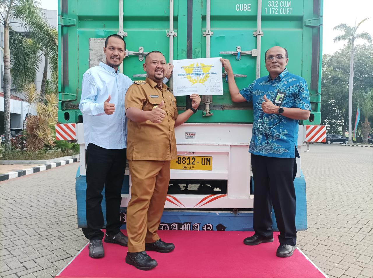 Bupati Gresik, Fandi Akhmad Yani, saat melepas ekspor perdana pakan ternak produksi PT Aji Bakuh Anugrah ke Malaysia. (Foto: Sahlul Fahmi/jatimnow.com)