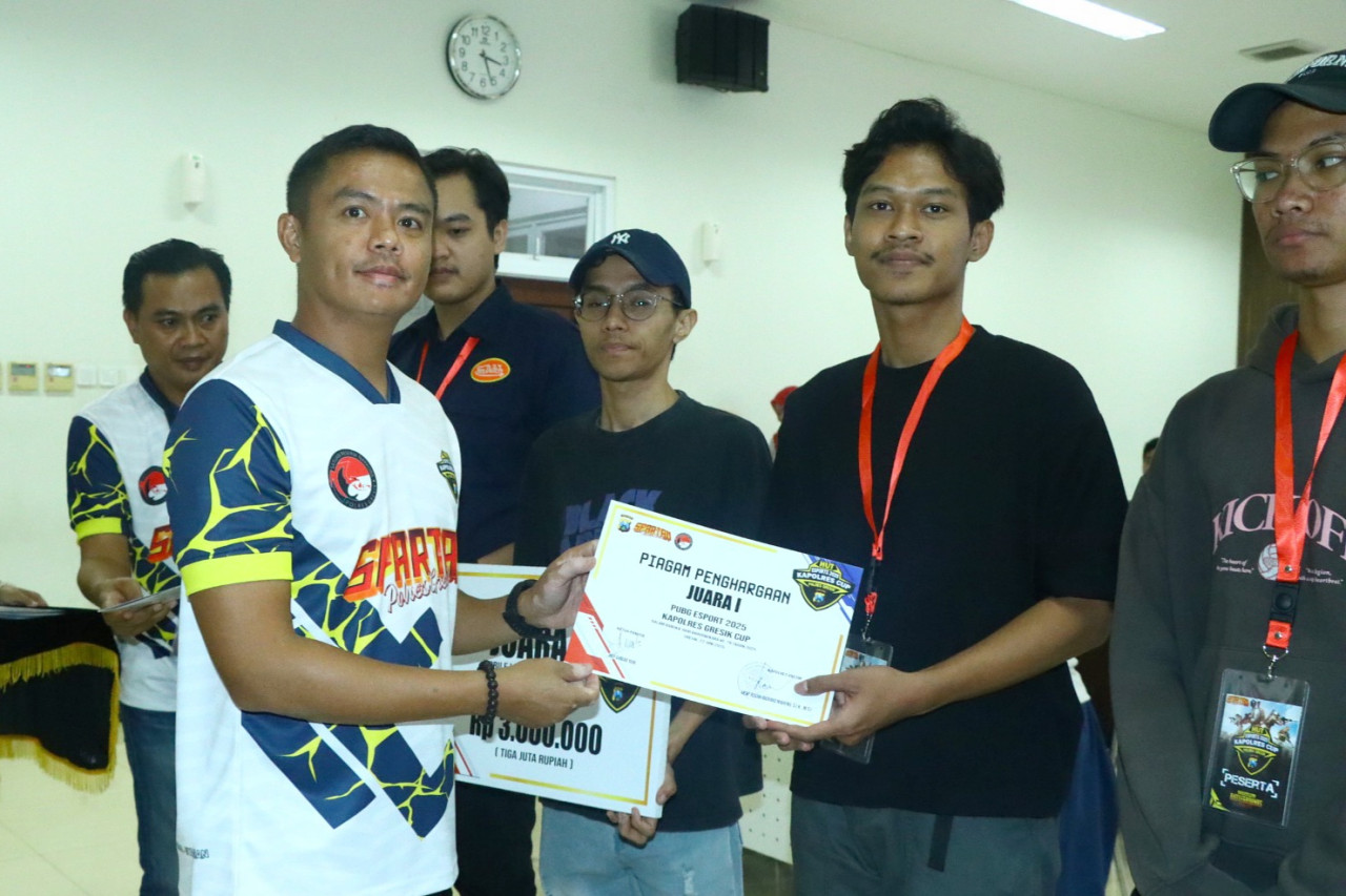 Kapolres Gresik AKBP Rovan Richard Mahenu (kiri) saat memberikan piagam kepada juara Turnamen Esport. (Foto: Humas Polres Gresik/jatimnow.com)