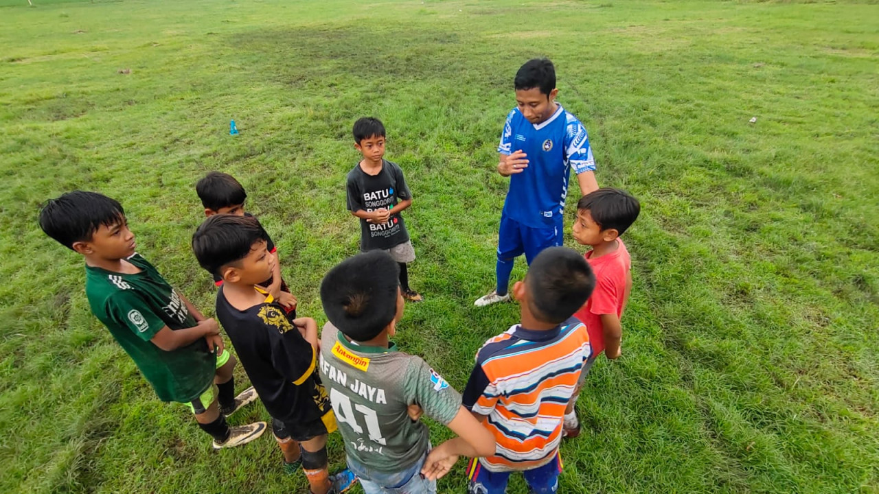 Evan Dimas saat melatih SSB di Tulungagung. (Foto: Bramanta Pamungkas/jatimnow.com)