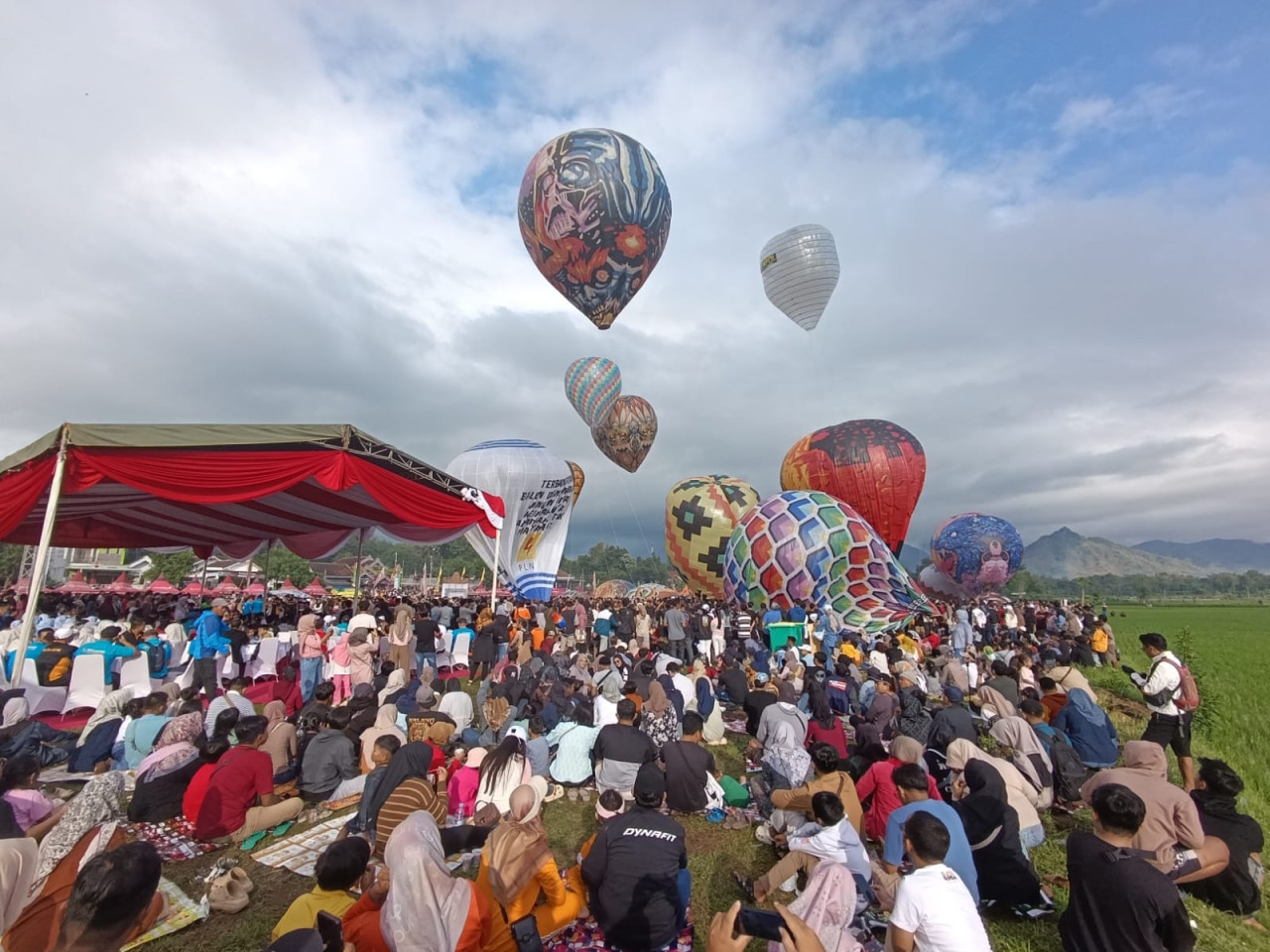 Balon udara hiasi langit Tulungagung. (Foto: Bramanta Pamungkas/jatimnow.com)