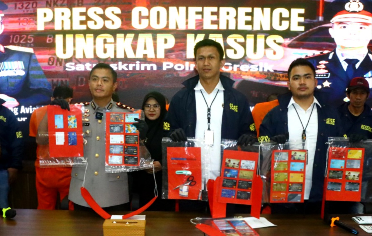 Kapolres Gresik AKBP Rovan Richard Mahenu (kiri) saat konferensi pers ungkap kasus pencurian modus ganjal mesin ATM. (Foto: Humas Polres Gresik/jatimnow.com)