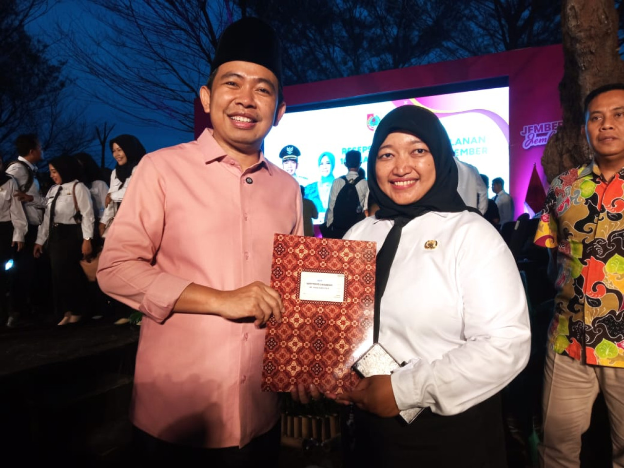 Bupati Fawait menyerahkan SK pengangkatan PPPK secara simbolis (foto: Sugianto/jatimnow.com)