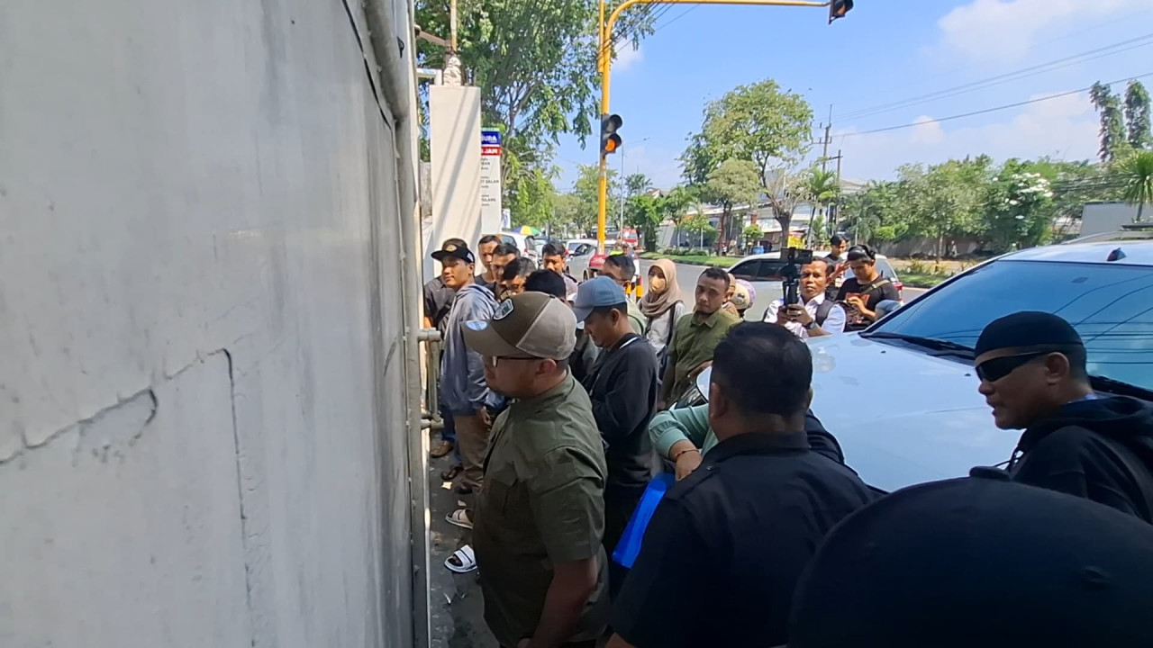 Para eks pekerja menuntut pengembalian ijazah (foto: Kacong/jatimnow.com)