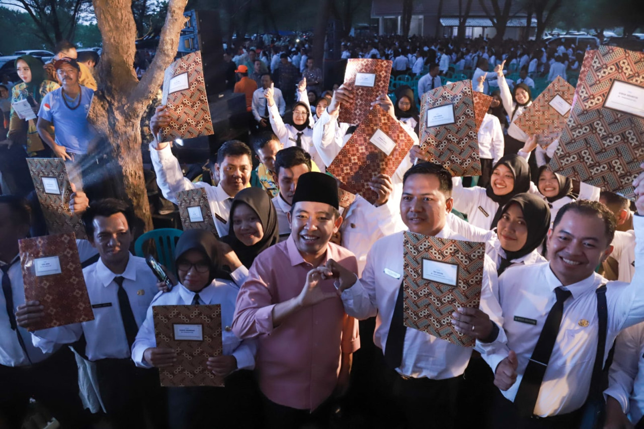 Bupati Fawait menyerahkan SK pengangkatan ASN Pemkab Jember (foto: Kominfo Jember for jatimnow.com)