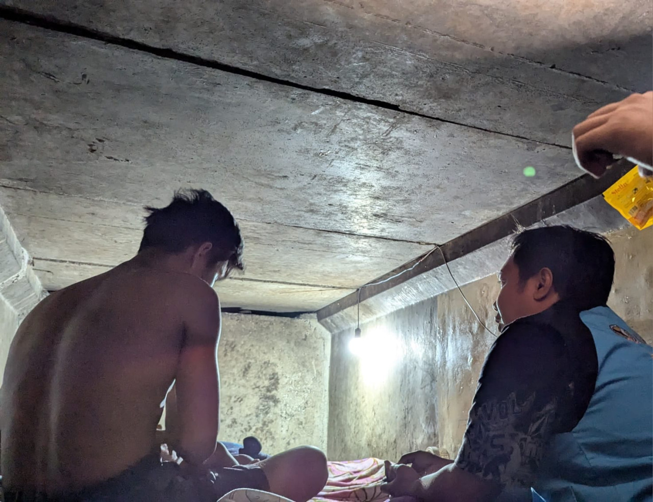 Proses evakuasi (foto: Dinsos Jatim for jatimnow.com)