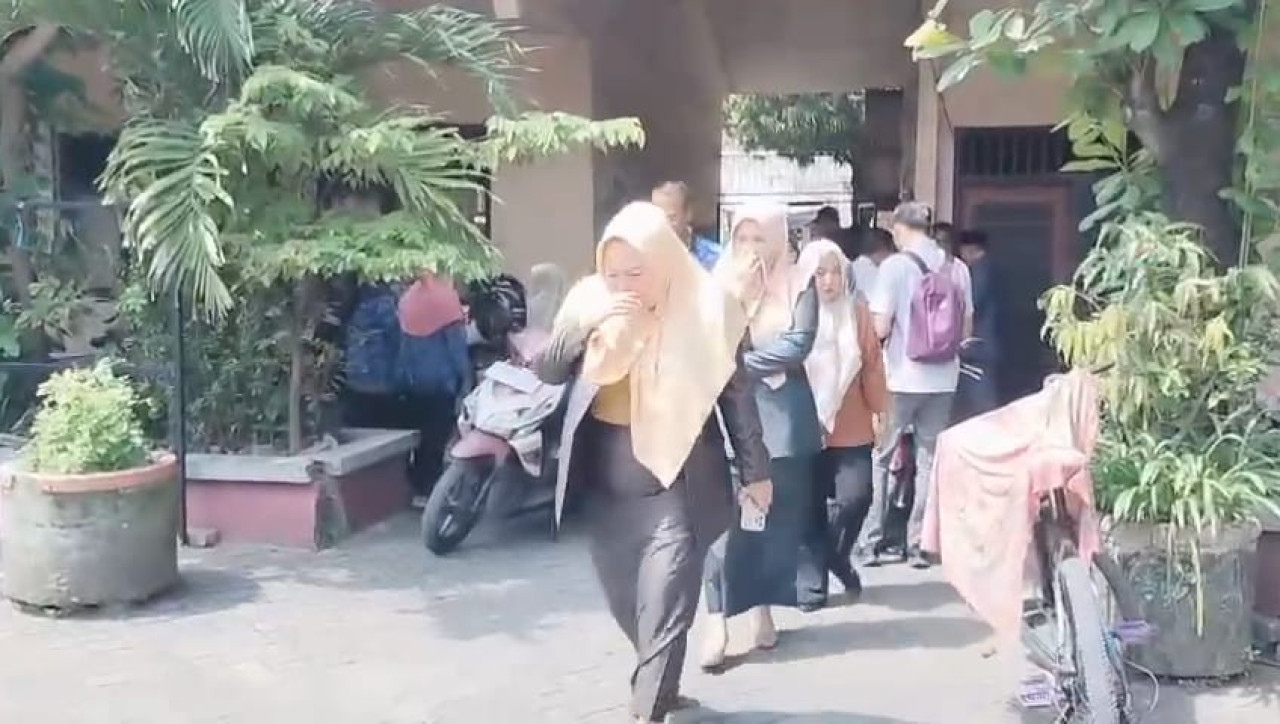 DPRD berebut keluar dari area pabrik (foto: Memble/jatimnow.com)