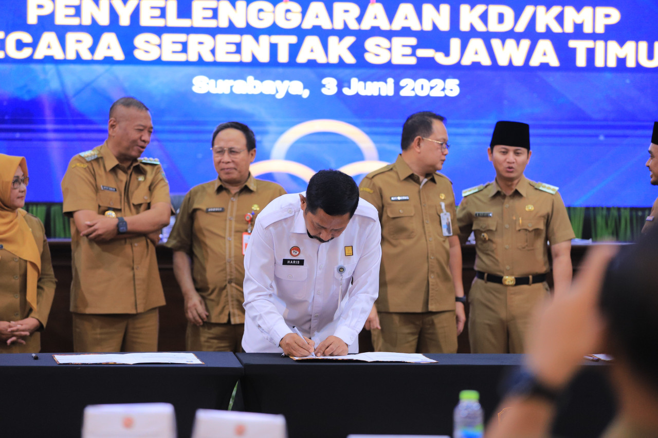 Kepala Kanwil Kemenkum Jatim, Haris Sukamto saat menandatangani payung hukum Koperasi Merah Putih (foto: Kanwil Kemenkum for jatimnow.com)