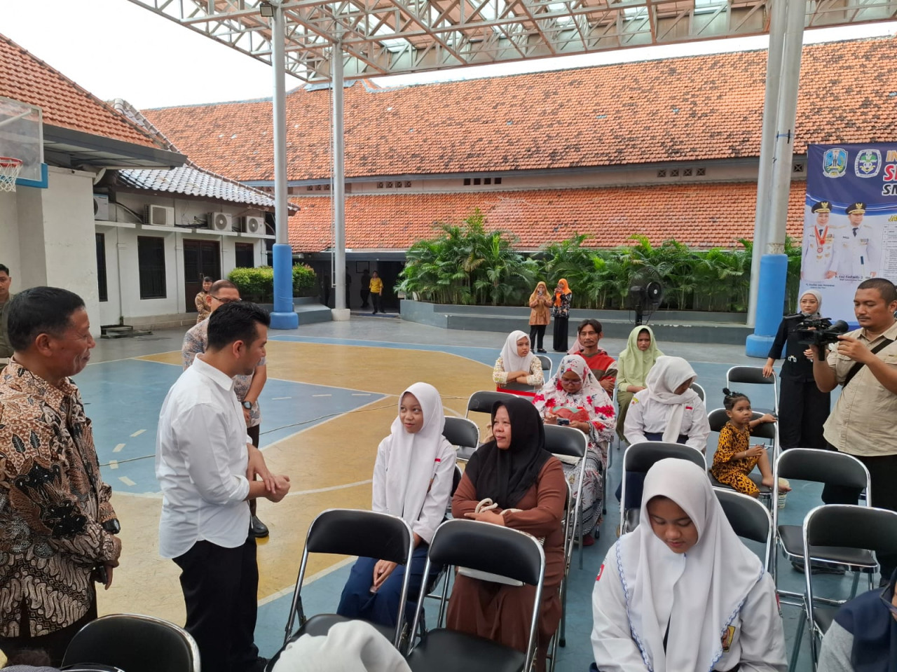 Emil Elestianto Dardak, meninjau SMA Negeri 5 Surabaya Senin (9/6/2025) (foto: Rizki/jatimnow.com)