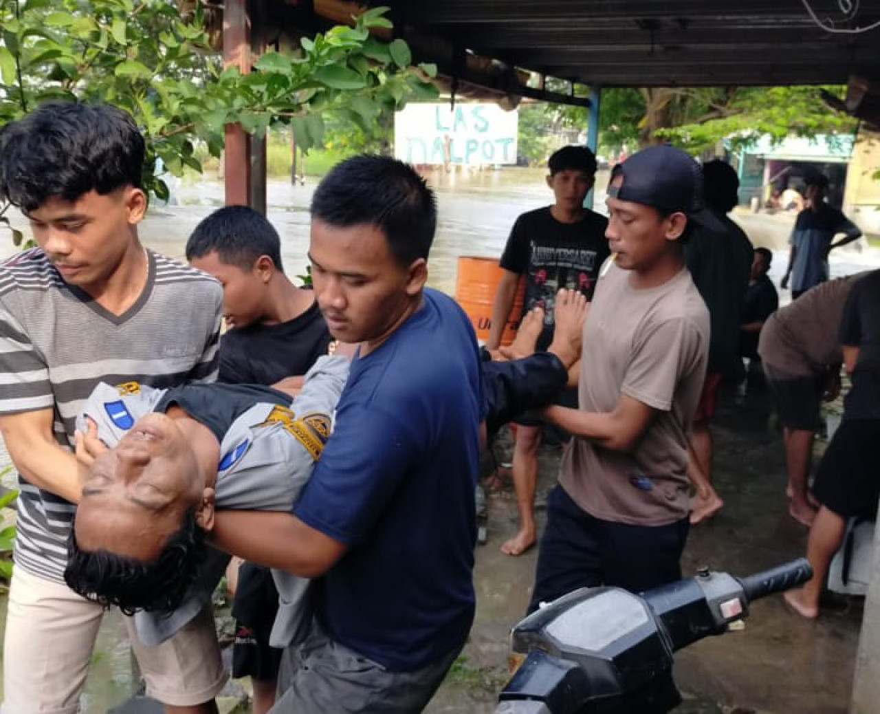 Petugas Dishub Terseret Arus Saat Terjang Banjir di Gresik, Motor Hilang