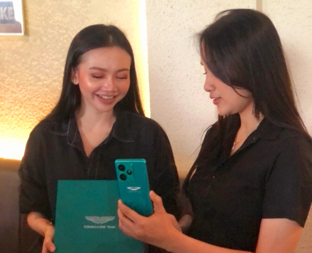 Seri terbaru Realme tampil dengan warna hijau elegan (foto: Rizki/jatimnow.com)