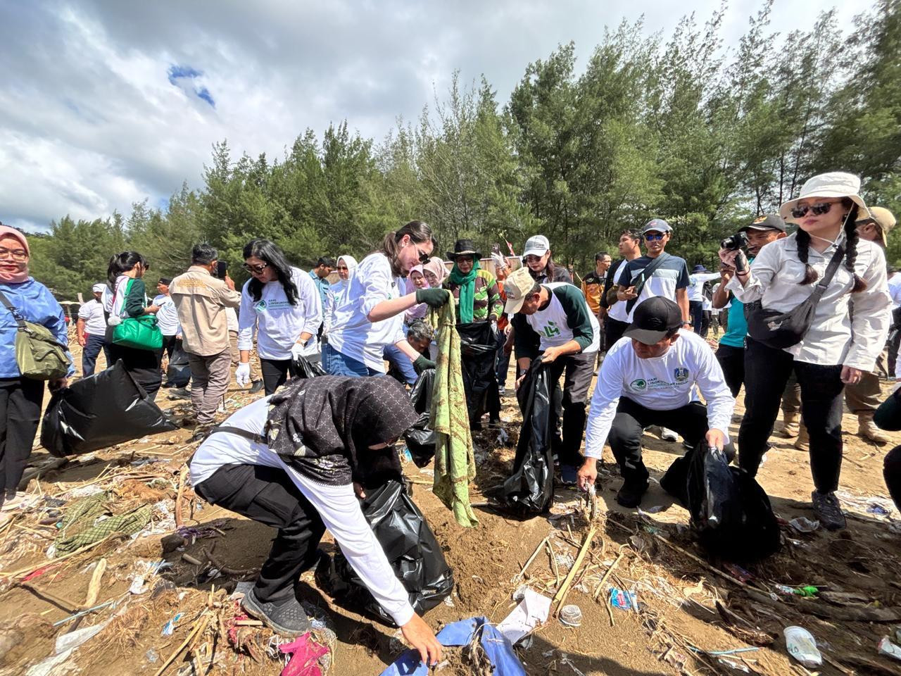 Arumi Bachsin Turun Resik-Resik Pantai Gemah Tulungagung