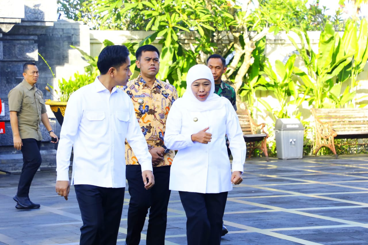 Moment bersama antara Gubernur Khofifah dan Wapres Gibran di Blitar (foto: Bramanta Pamungkas/jatimnow.com)