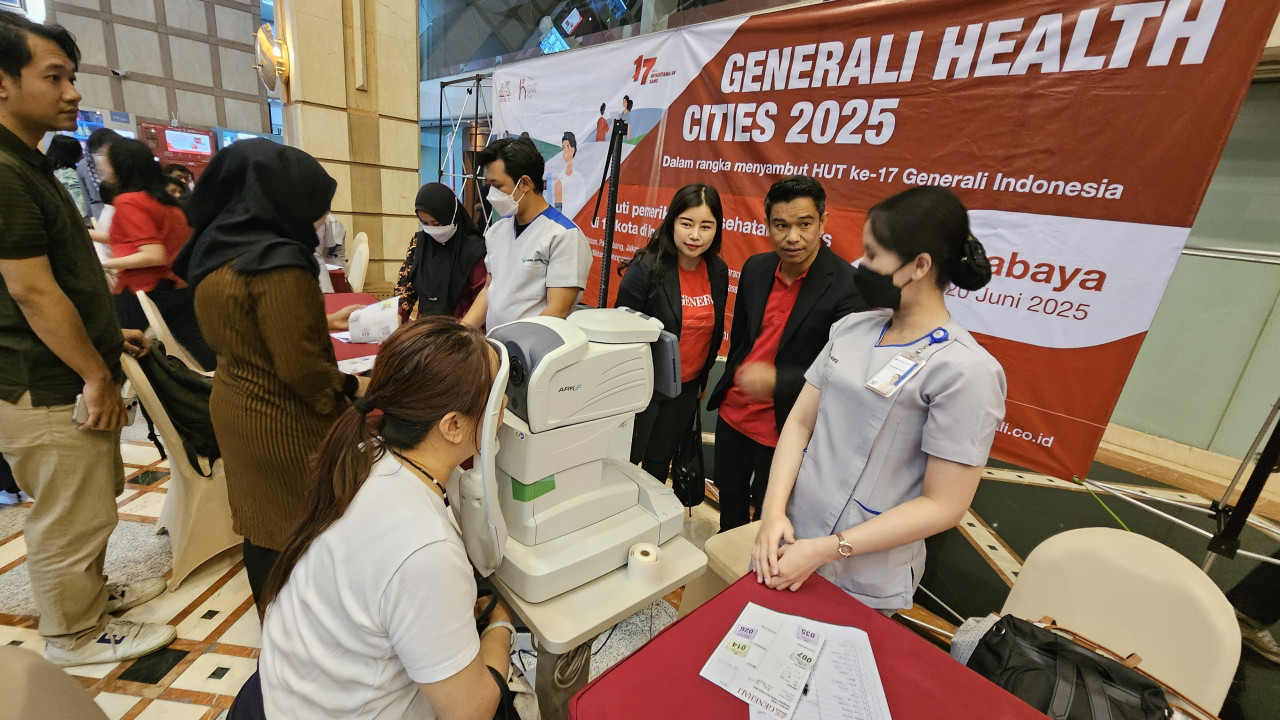 Chief Marketing Officer Elia C Wijaya bersama Regional Agency Sales Head Julio L Leba melihat kegiatan Generali Health Cities di Surabaya (foto: Generali Indonesia for jatimnow.com)