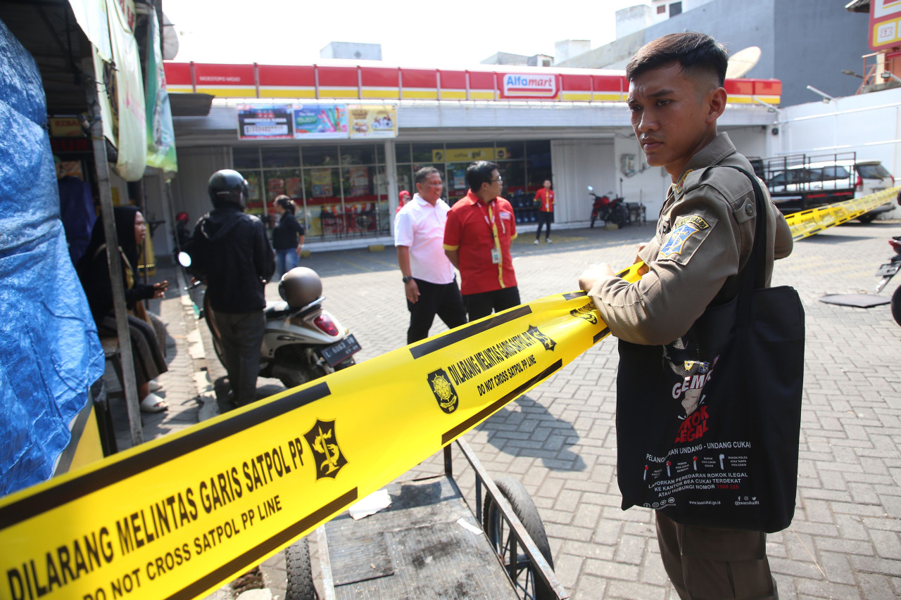 Penyegelan lahan parkir salah satu minimarket yang tak memiliki jukir resmi (foto: Humas Pemkot Surabaya for jatimnow.com)