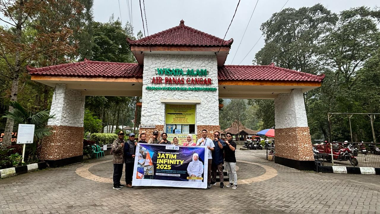 Pemasangan internet di kawasan Cangar. (Foto: Diskominfo Jatim/jatimnow.com)