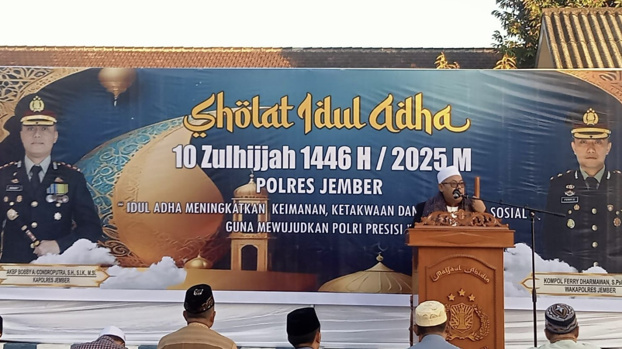 Rektor UIN KHAS Jember Prof. Hepni saat jadi khotib di Polres (Foto: Humas UIN KHAS Jember/jatimnow.com)