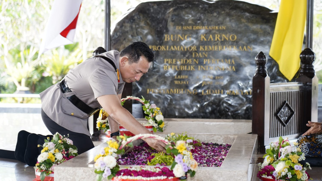 Kapolri Listyo Sigit saat ziarah ke makam Bung Karno. (Foto: Bramanta Pamungkas/jatimnow.com)