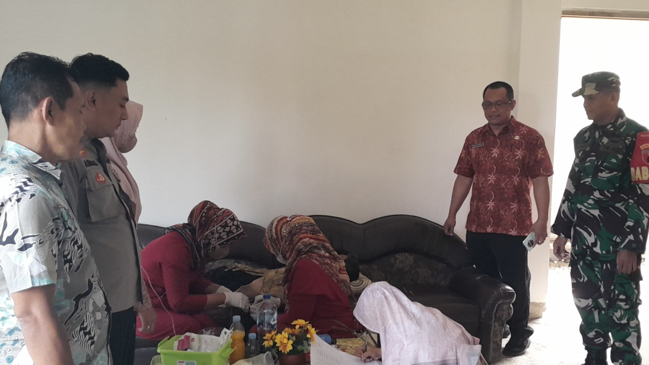 Petugas melakukan pemeriksaan terhadap kasus keracunan massal. (Foto: Bramanta Pamungkas/jatimnow.com)