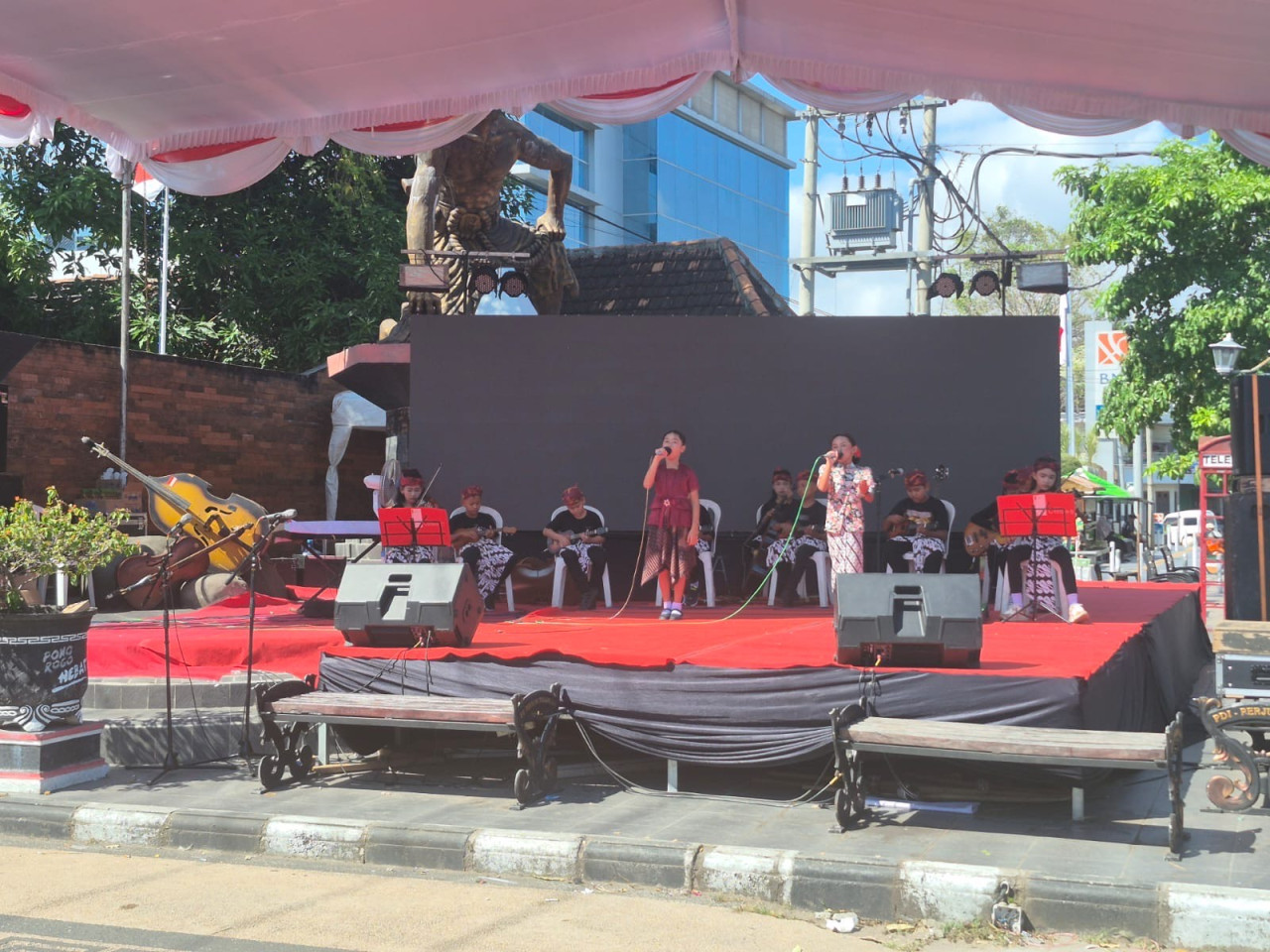 Penampilan Grup Keroncong dalam Festival Keroncong 24 Jam di depan patung Warok, Jalan HOS Cokroaminoto, Kelurahan Banyudono, Kecamatan/Kabupaten Ponorogo. (Foto: Ahmad Fauzani/jatimnow.com)