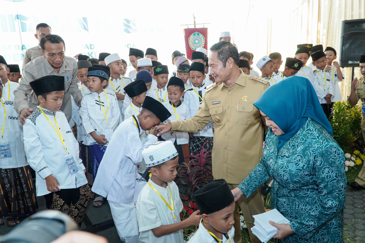 Bupati Lamongan, Yuhronur Efendi saat menyapa peserta khitan massal. (Foto: Humas Pemkab Lamongan for jatimnow.com)