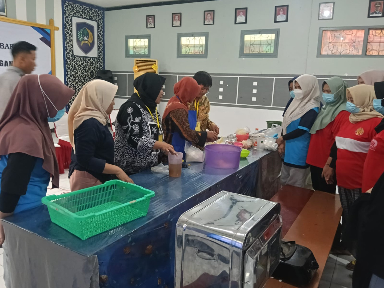 Warga binaan perempuan Lapas Kelas IIB Lamongan saat mendapat pelatihan. (Foto: Adyad Ammy Iffansah/jatimnow.com)