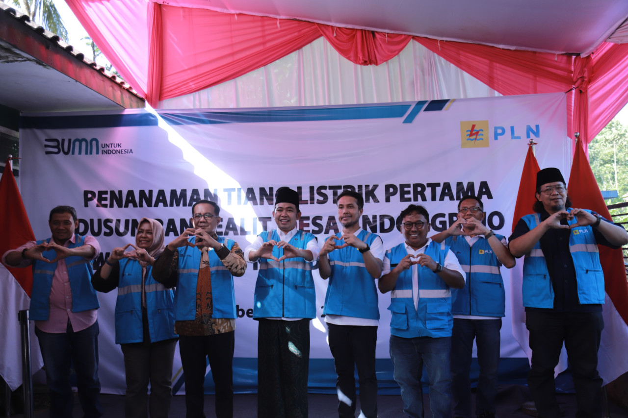 Bupati Gus Fawait meninjau pemasangan tiang listrik. (Foto: Diskominfo Jember for jatimnow.com)