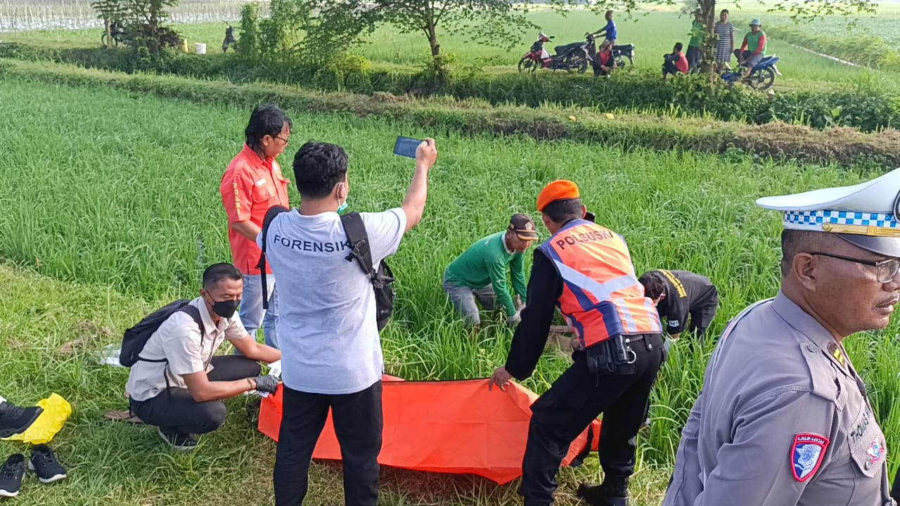Petugas evakuasi korban kecelakaan kereta api. (Foto: Bramanta Pamungkas/jatimnow.com)
