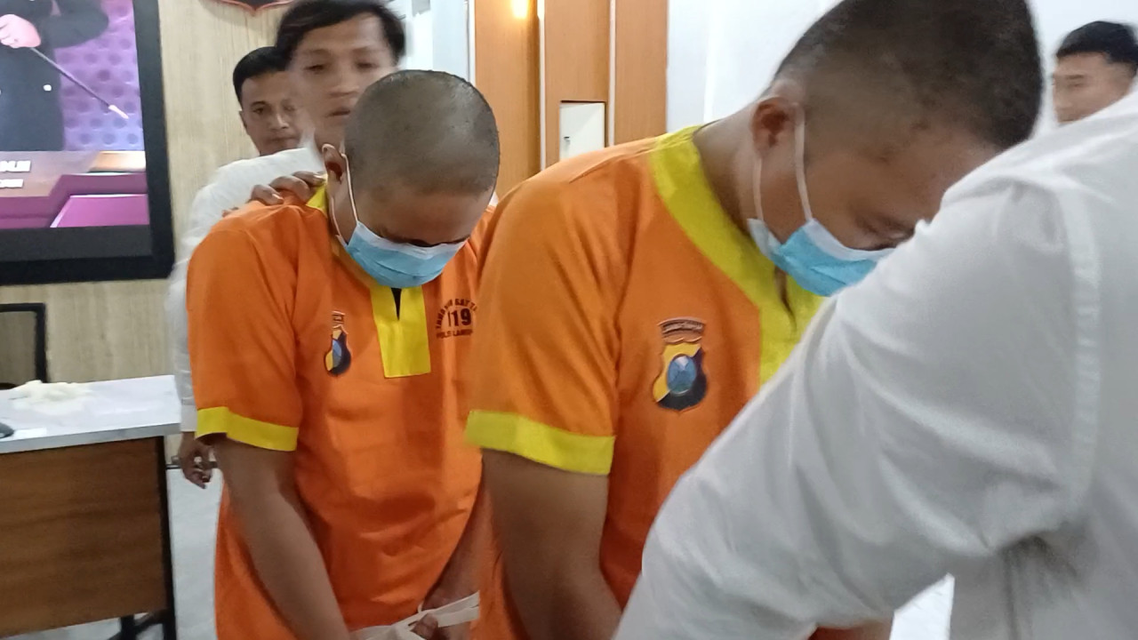 Pasangan Gay saat diamankan Unit PPA, Satreskrim Polres Lamongan. (Foto: Adyad Ammy Iffansah/jatimnow.com)