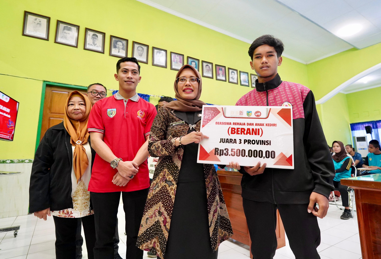 Mbak Dewi saat memberikan beasiswa atlet berprestasi. (Foto: Pemkab Kediri/jatimnow.com)