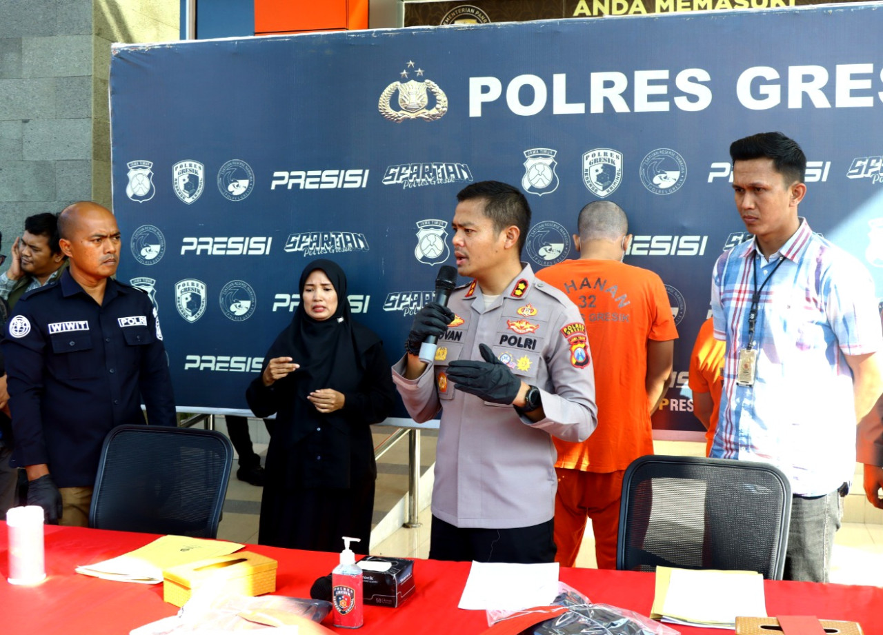 Kapolres Gresik AKBP Rovan Richard Mahenu saat memimpin press release ungkap kasus pencabulan. (Foto: Humas Polres Gresik for jatimnow.com)