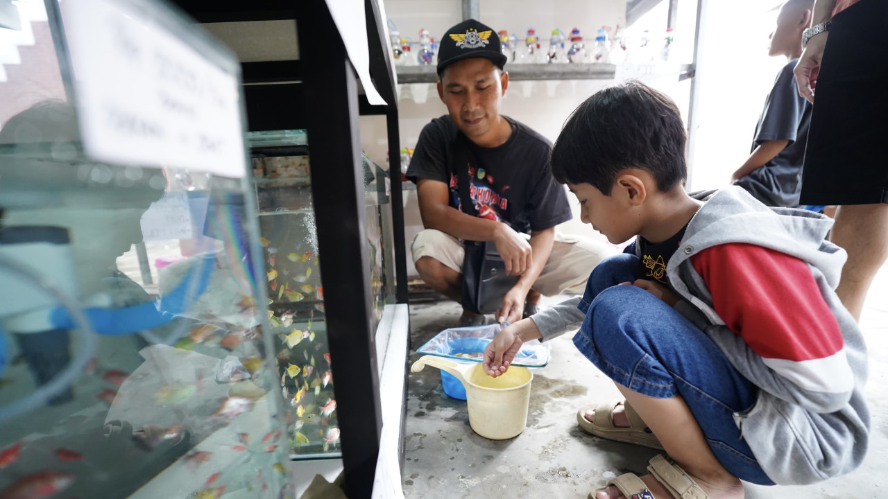Aktivitas pedagang di Sentra PKL Simpang Lima Gumul. (Foto: Pemkab Kediri/jatimnow.com)