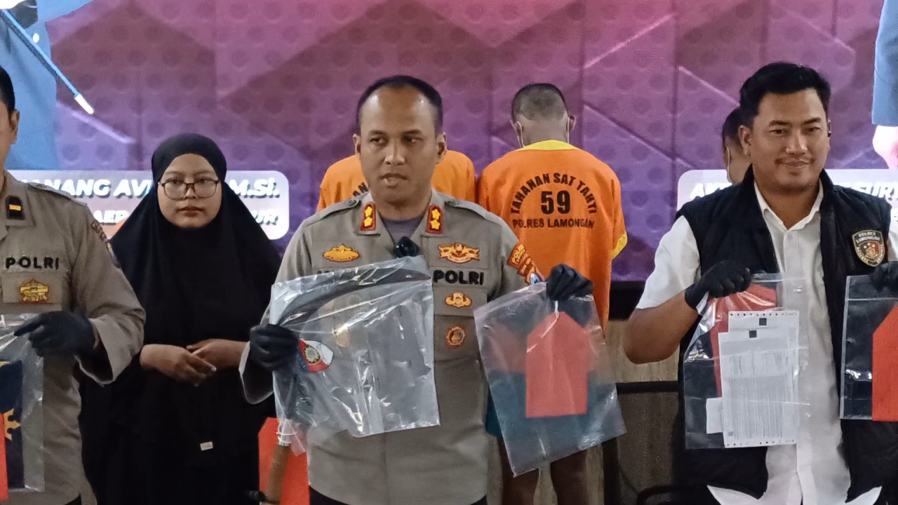 Kapolres Lamongan saat menunjukan barang bukti sebilah celurit. (Foto: Adyad Ammy Iffansah/jatimnow.com)