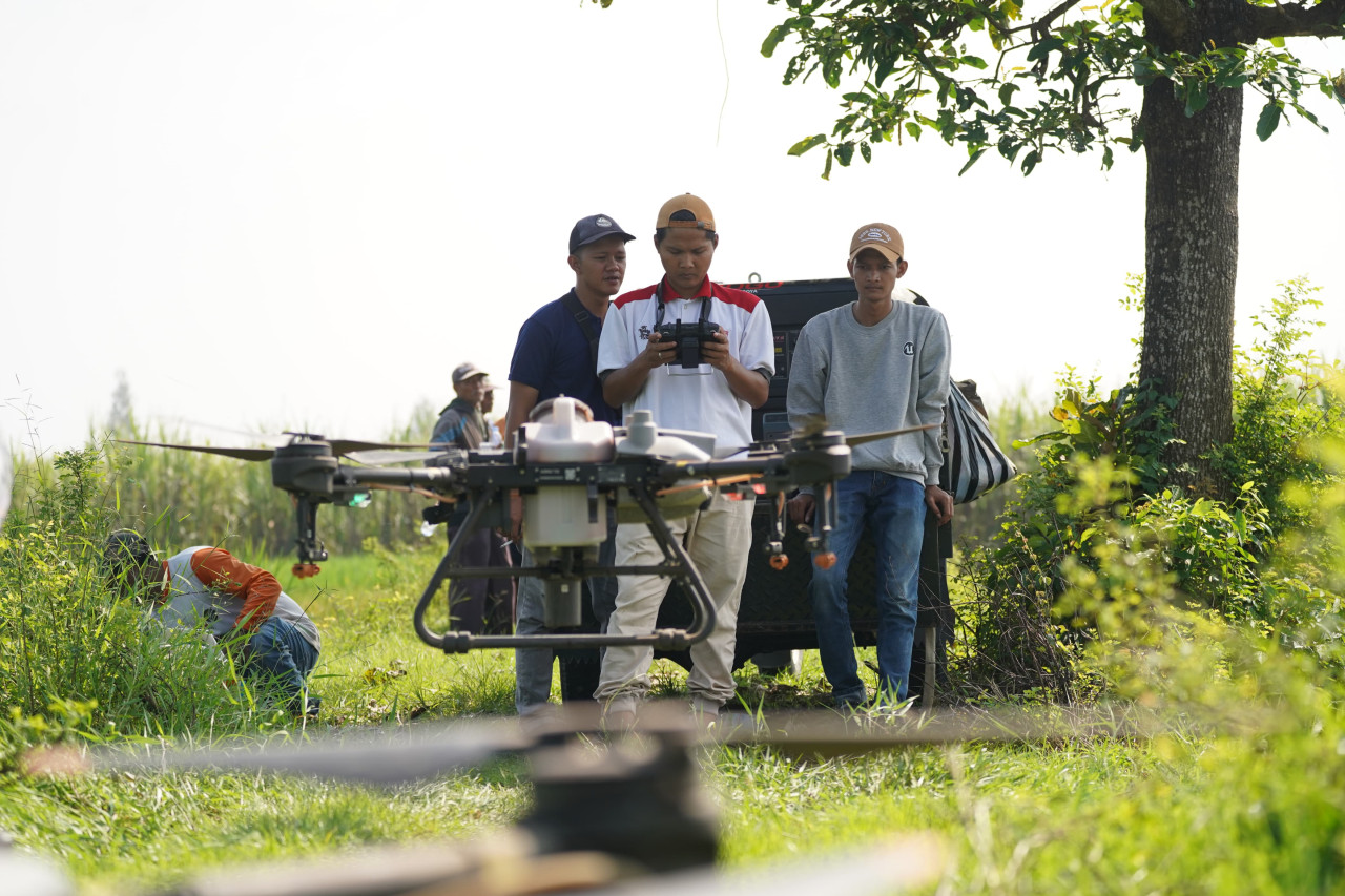Pemkab Kediri bantu petani Purwoasri dengan drone. (Foto: Pemkab Kediri/jatimnow.com)