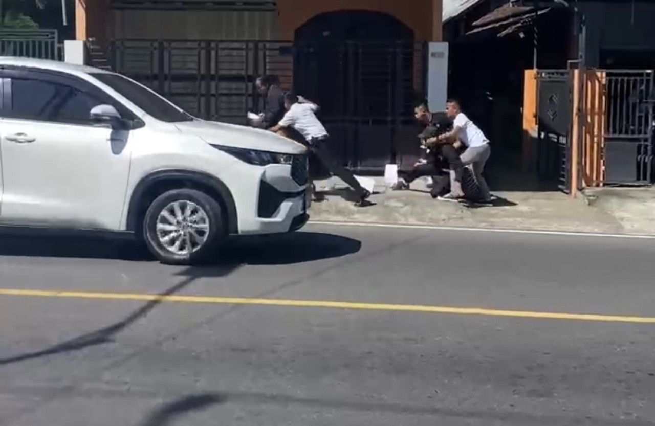 Sejumlah aktivis PMII Blitar dihalau Paspampres saat membentangkan poster pada rombongan Wapres Gibran (tangkapan layar)