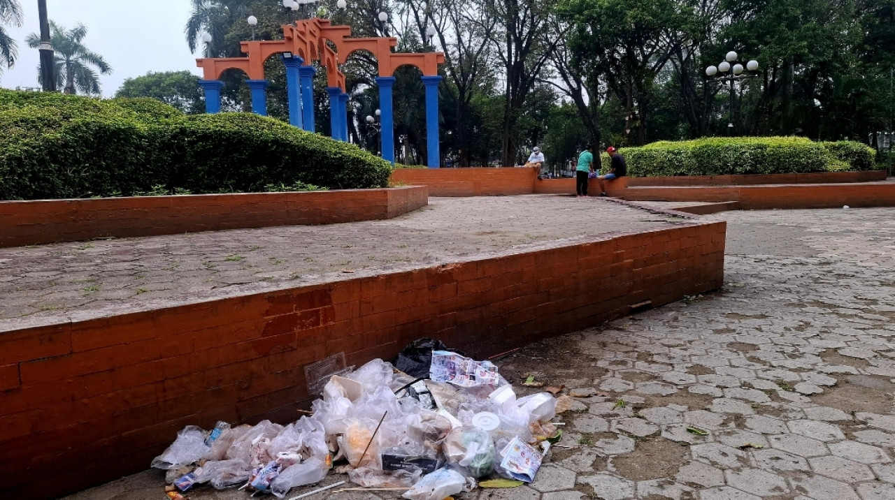 Tumpukan sampah di Alun-alun Bojonegoro (foto: Ni'am Kurniawan/jatimnow.com)