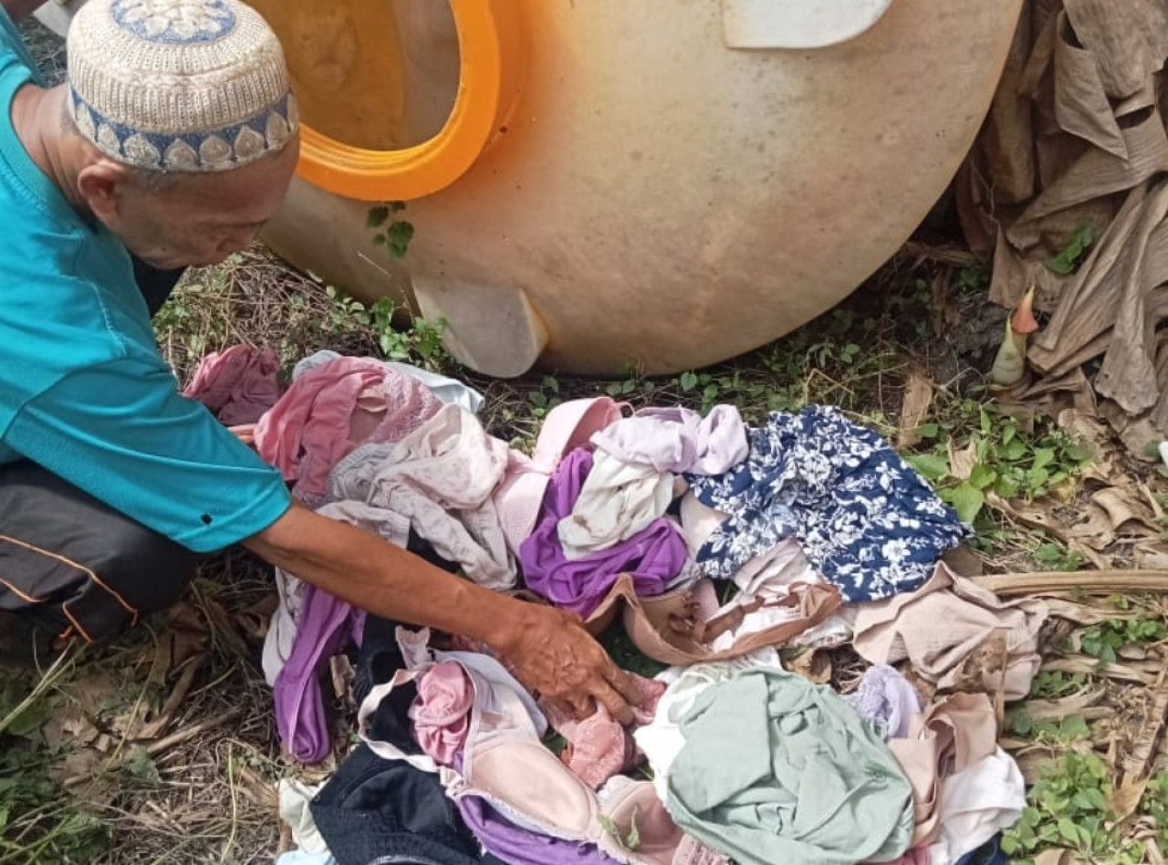 Puluhan pakaian dalam wanita di bekas Puskesmas di Desa Malo, Bojonegoro (foto: Tangkapan Layar)