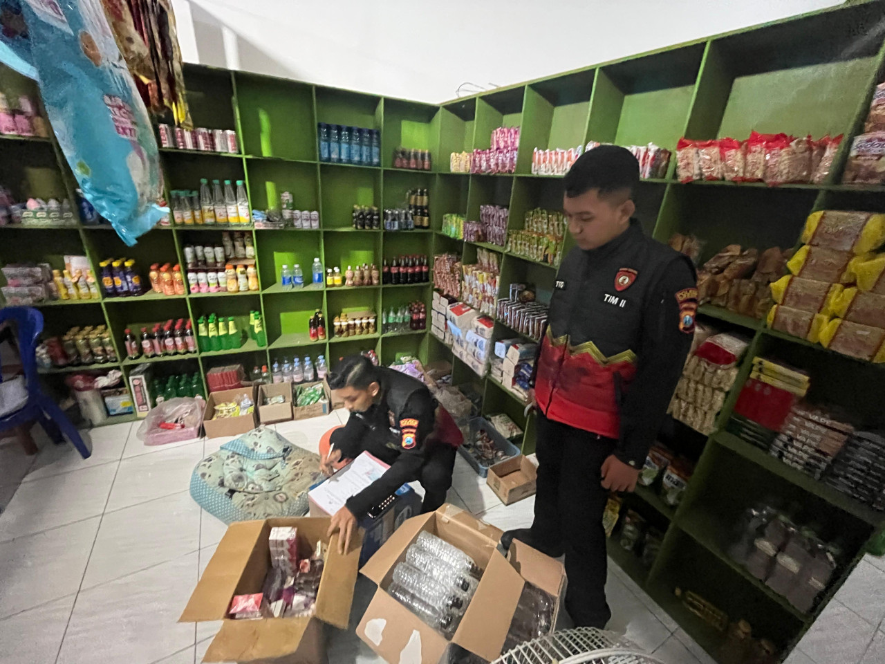 Tim Kalamunyeng Amankan Puluhan Botol Miras dan Rokok Ilegal di Benjeng Gresik