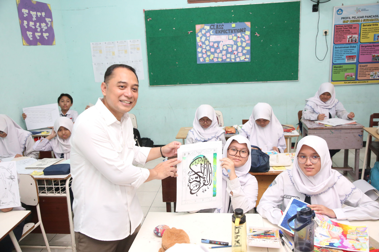 Wali Kota Eri meninjau aktivitas belajar siswa di Surabaya (foto-foto: Humas Pemkot Surabaya for jatimnow.com)