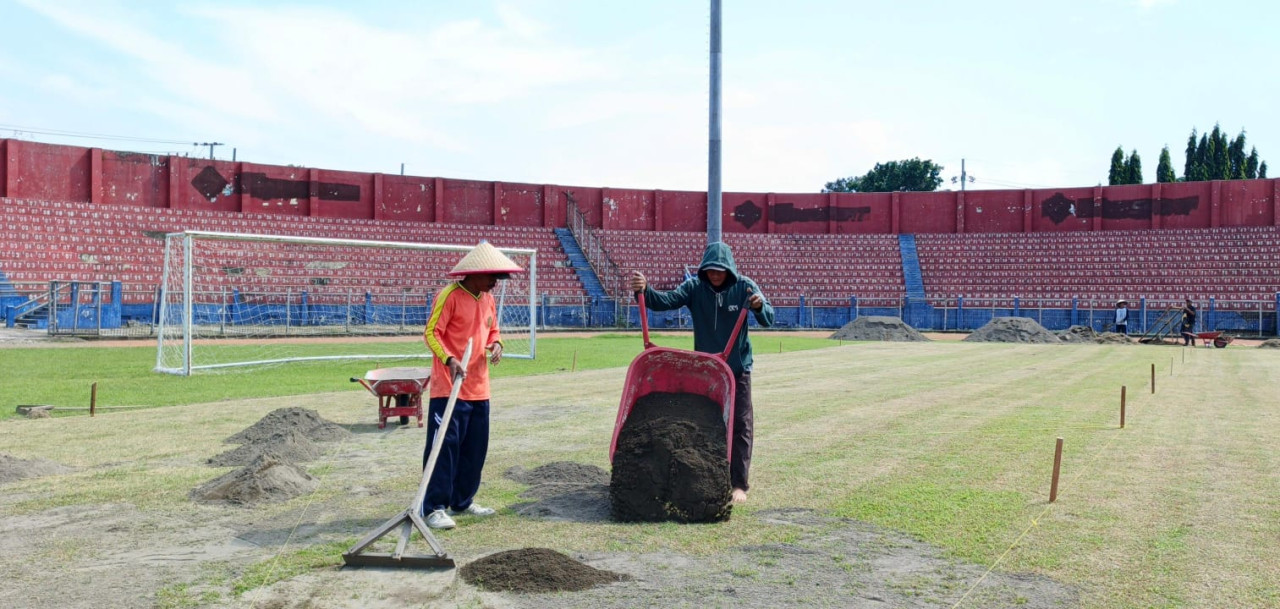 Top dressing lapangan Stadion Brawijaya. (Foto: Yanuar Dedy/jatimnow.com)