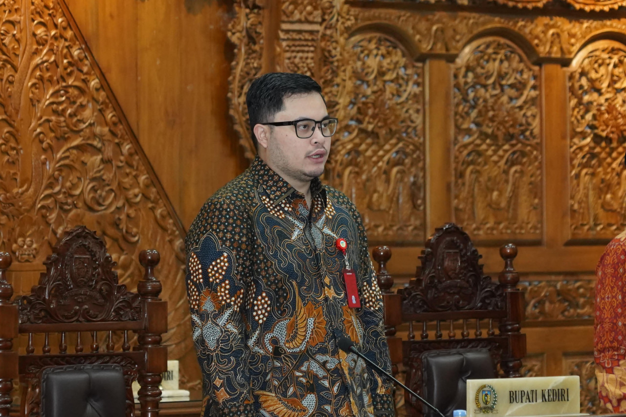 Mas Dhito dalam rapat paripurna di ruang Graha Sabha Canda Bhirawa DPRD Kabupaten Kediri. (Foto: Pemkab Kediri/jatimnow.com)