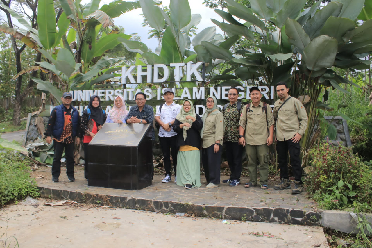 Penanaman 2000 pohon bibit trembesi dan alpukat. (Foto: Humas UIN KHAS Jember/jatimnow.com)