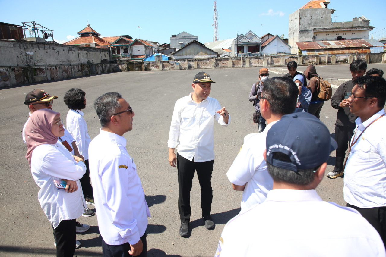 Eri Cahyadi memastikan lokasi peralihan parkir siap (foto: Kominfo Surabaya for jatimnow.com)
