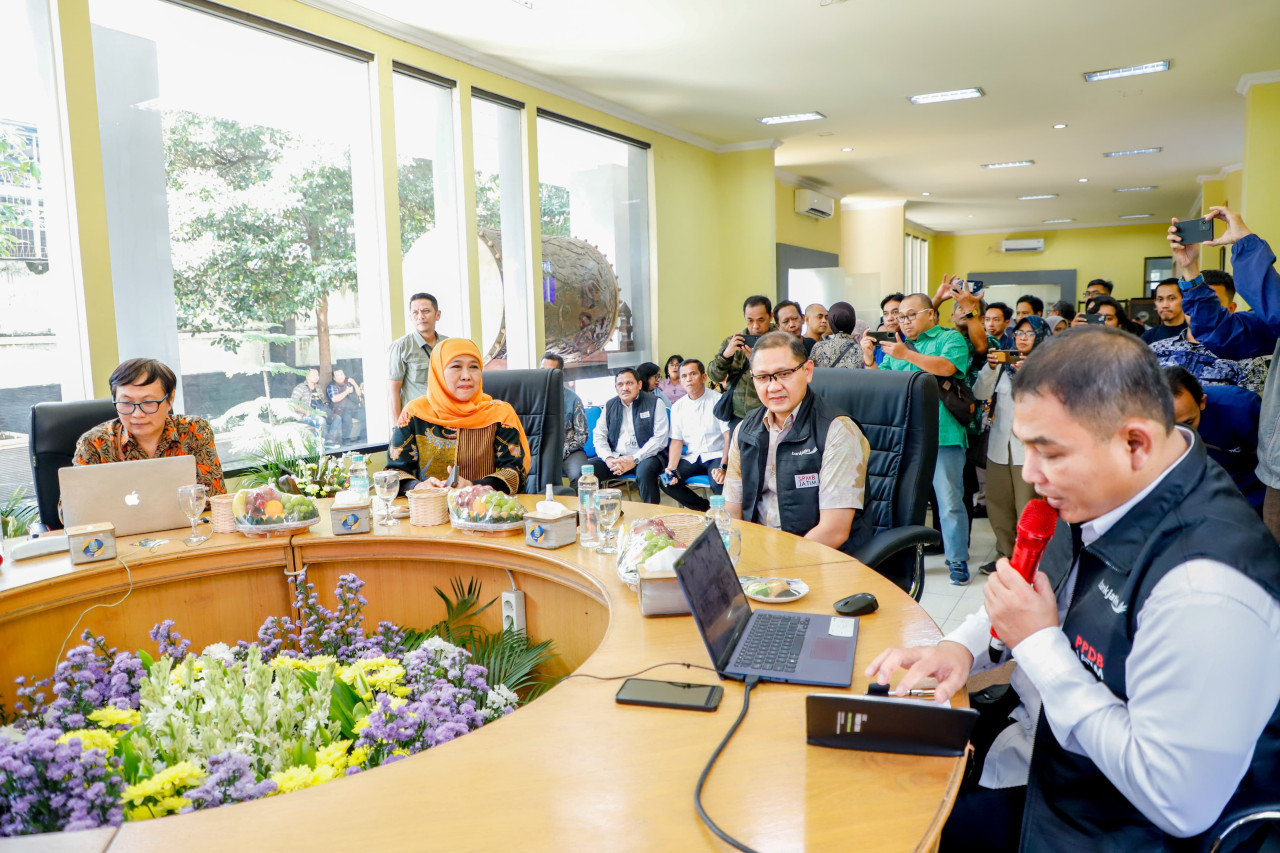 Aries (tengah) ditengah kunjungan Posko SPMB yang dilakukan Gubernur Khofifah di komplek Kantor Dinas Pendidikan Jatim Surabaya (foto: Humas Pemprov Jatim for jatimnow.com)