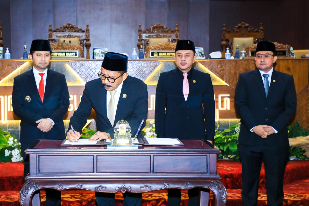 Pimpinan DPRD Jatim menandatangani lembar persetujuan Raperda Pertanggungjawaban APBD Jatim 2024 (foto: Humas Pemprov Jatim for jatimnow.com)