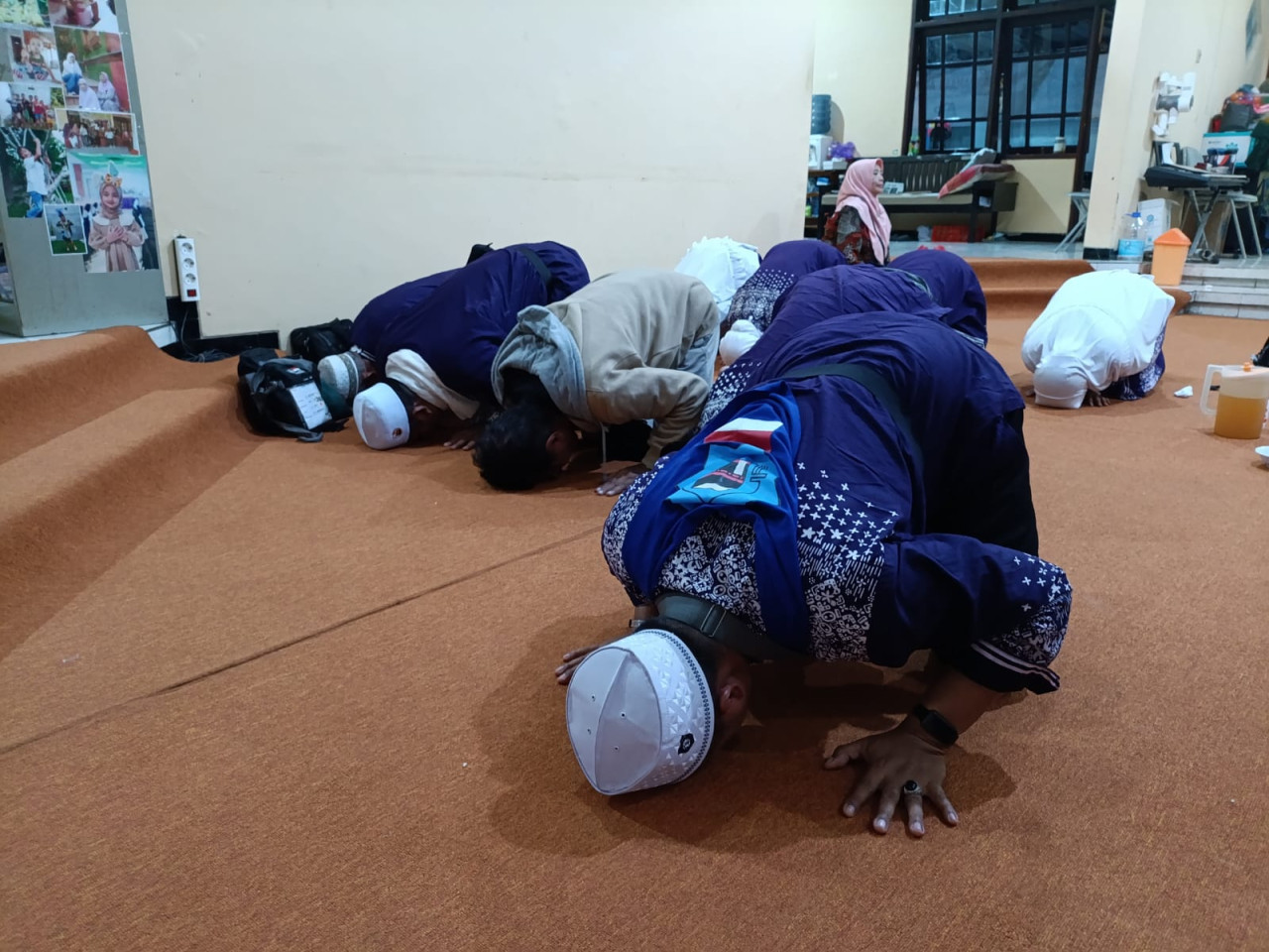 Para jemaah sujud syukur saat mendarat di kampung halaman (foto: Bramanta Pamungkas/jatimnow.com)
