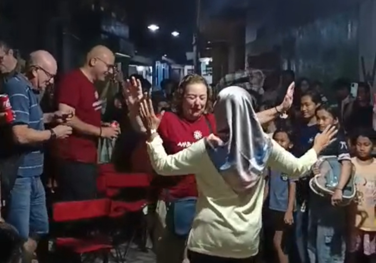 Wisatawan mancanegara asal Spanyol datang ke Jember menikmati musik patrol. (Foto: Sugianto/jatimnow.com)